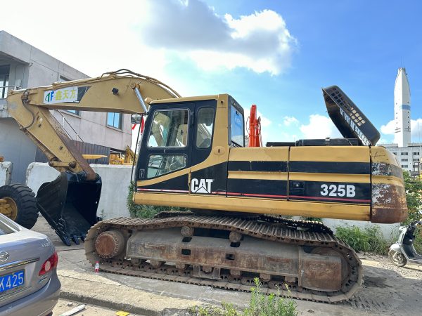 CAT325B