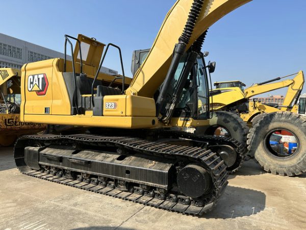 CAT323 - Image 2